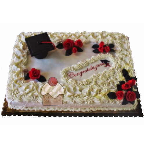Bellissima torta per laurea contornata di panna e decorata con fiorellini e  il cappello dell'univers