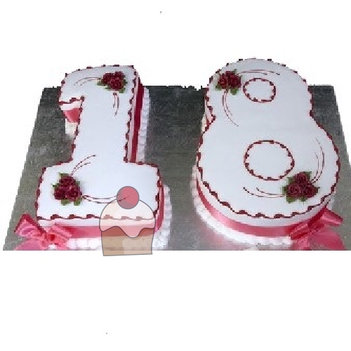 Bellissima torta a forma di numero 18, farcita alla crema e decorata con  panna e roselline in pasta